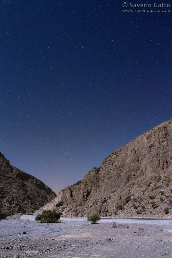 Wadi in Oman illuminato dalla luna