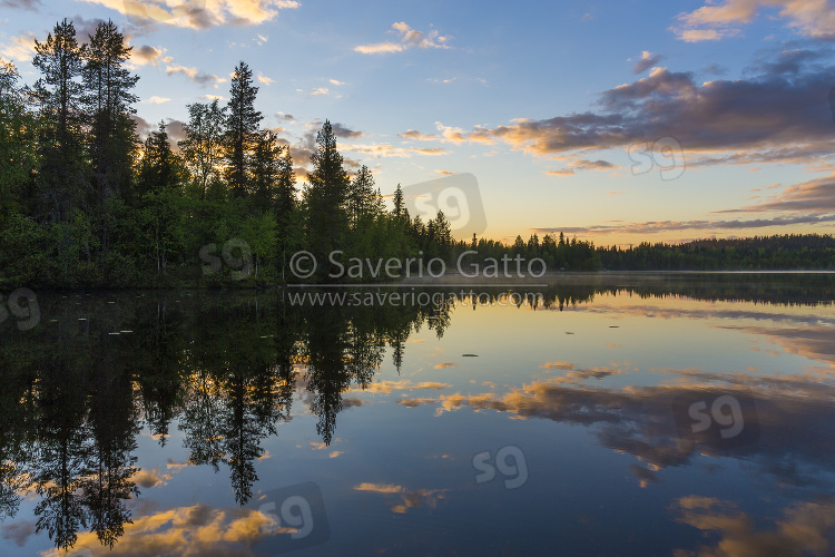 Lake Porontima - Finland, sunset with clouds and reflections