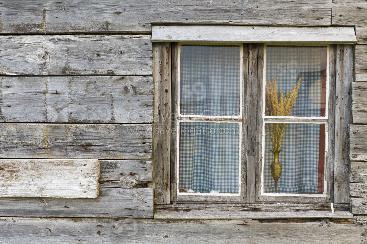 Vecchia finestra, dettaglio di una casa di legno