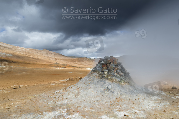 Hverir (Iceland), red sulphurous soil with fumaroles