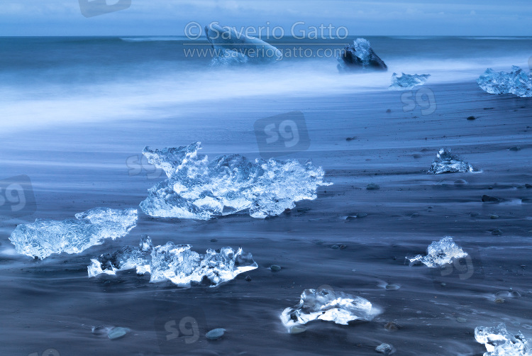 Diamond Beach (Icealnd), pieces of ice on the beach with icebergs in the background