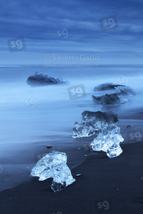 Diamond Beach (Icealnd), pieces of ice on the beach with icebergs in the background