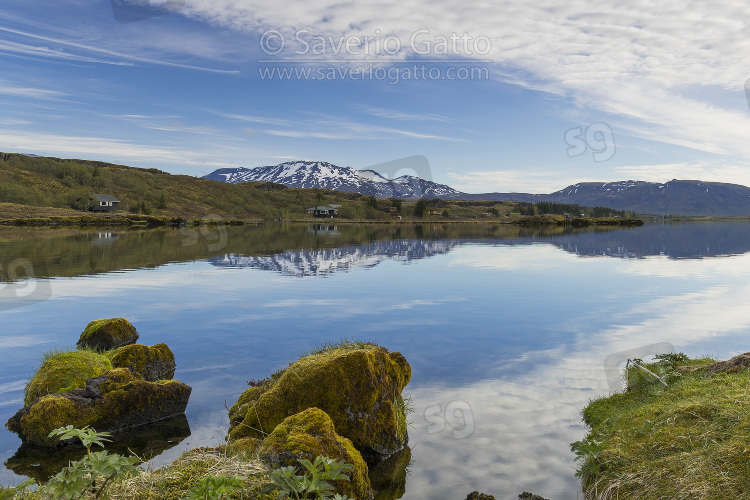Paesaggio islandese, paesaggio con riflessi sull'acqua