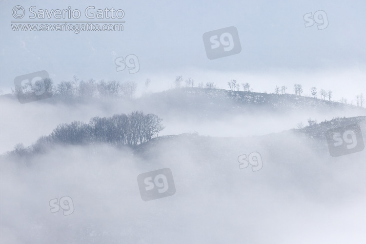 Paesaggio montano, nebbia che avvolge le cime di alcune montagne